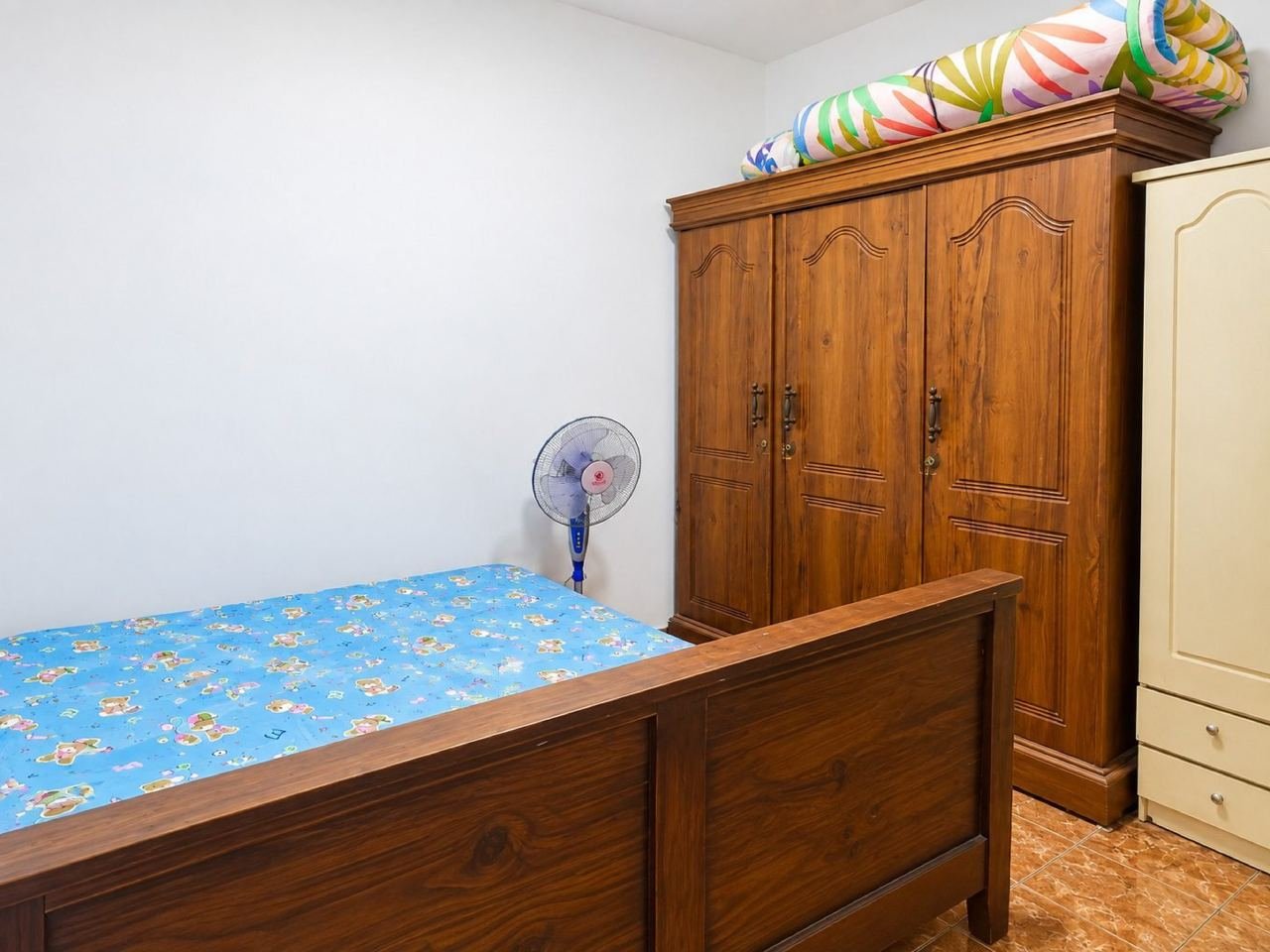 Bright compact bedroom with colorful bedding – Three storey House for sale in Maharagama Pamunuwa