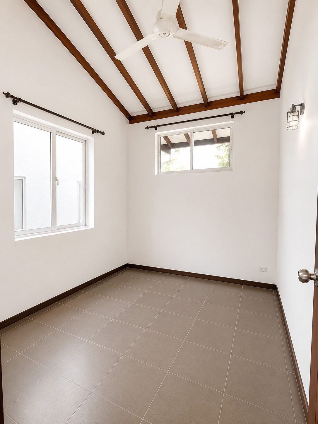 Bright minimalist vaulted room – Three Houses on One Lot for Sale in Rajagiriya