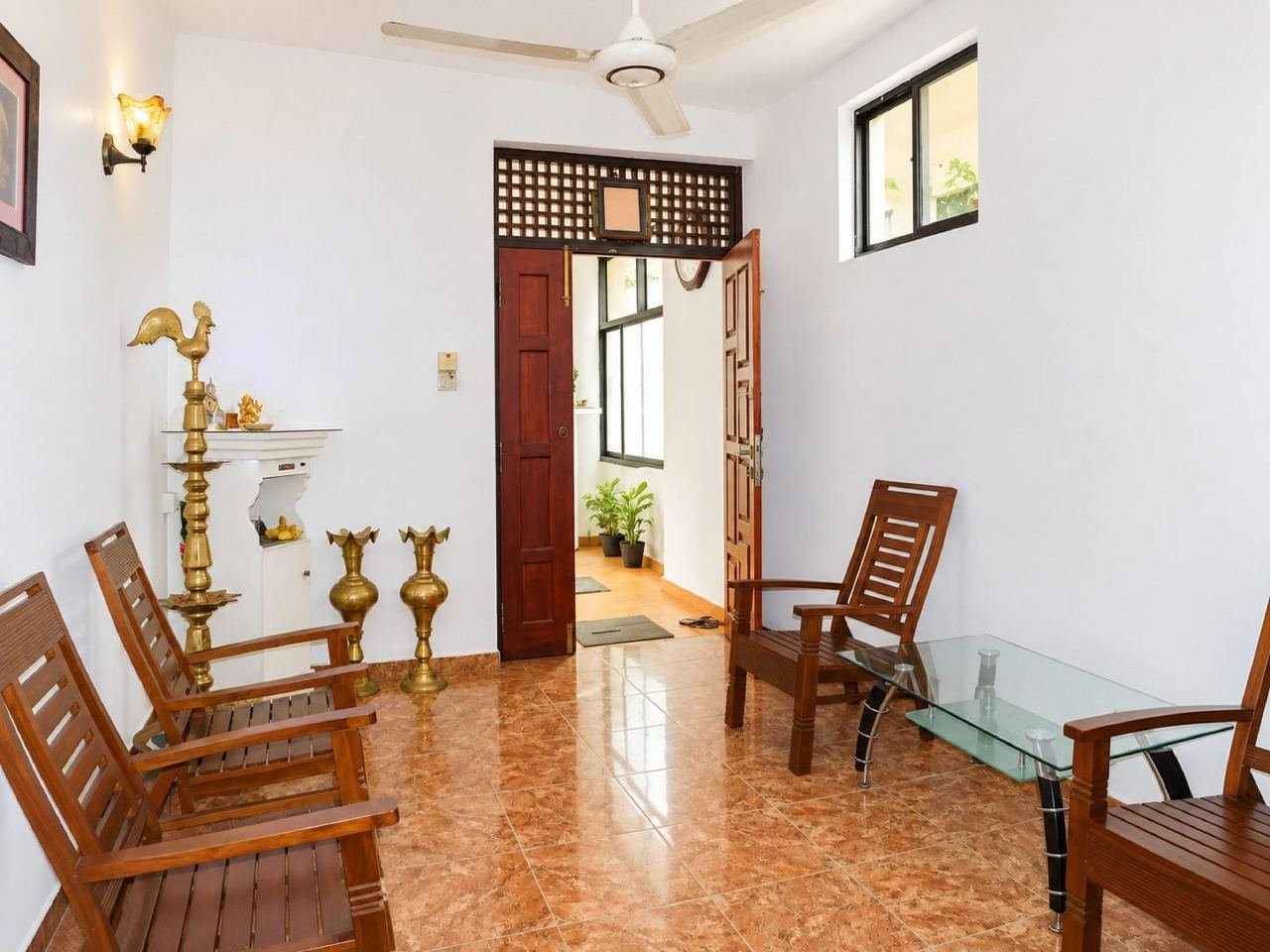 Bright traditional foyer with brass decor – Three storey House for sale in Maharagama Pamunuwa