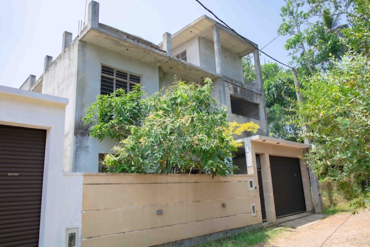 Two storey house for sale in Kalutara Wadduwa - photo 1
