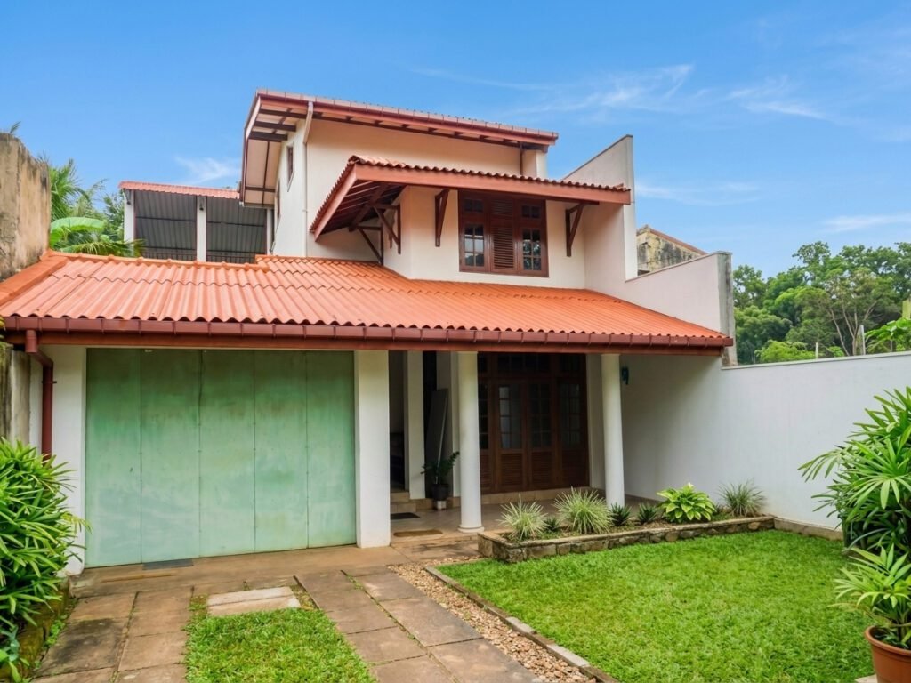 Three storey house for rent in Ethul kotte