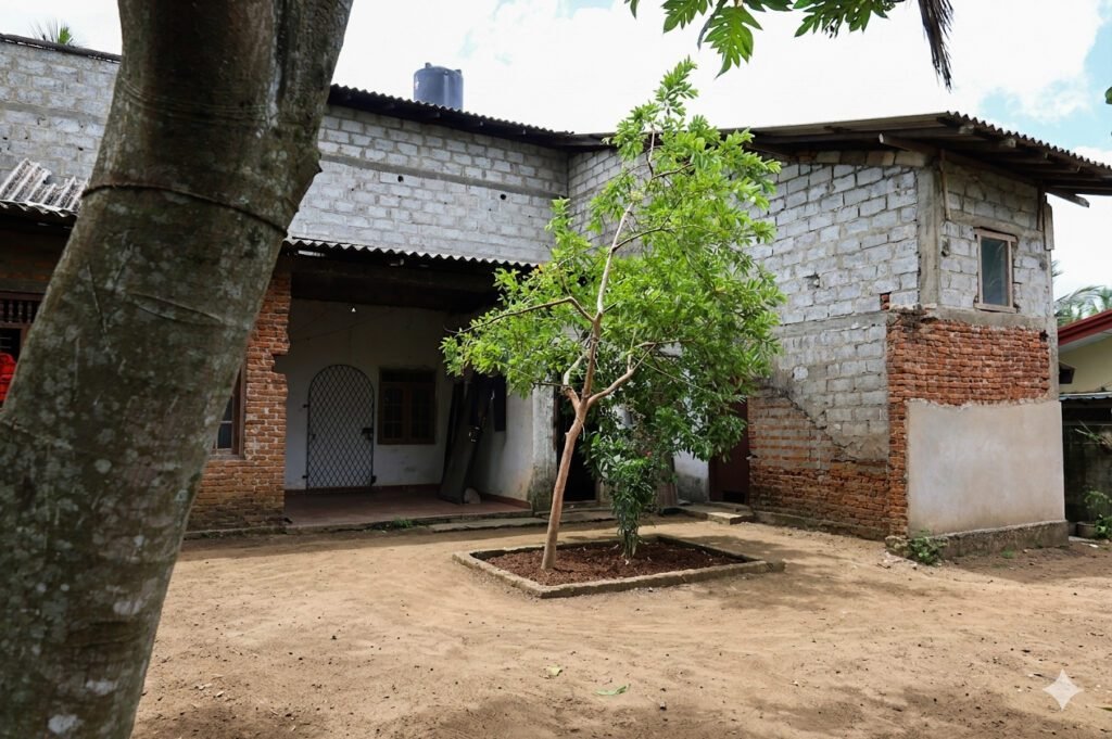 Land with house for sale in Kesbewa close town