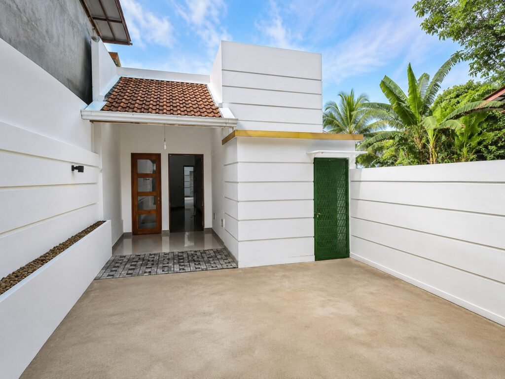 Three Houses on One Lot for Sale in Rajagiriya